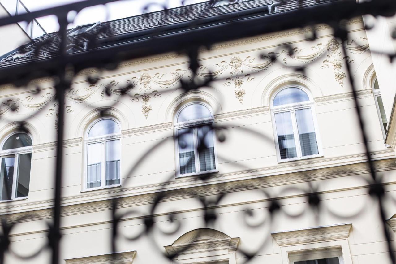 City Center Apartment With Balcony Будапеща Екстериор снимка