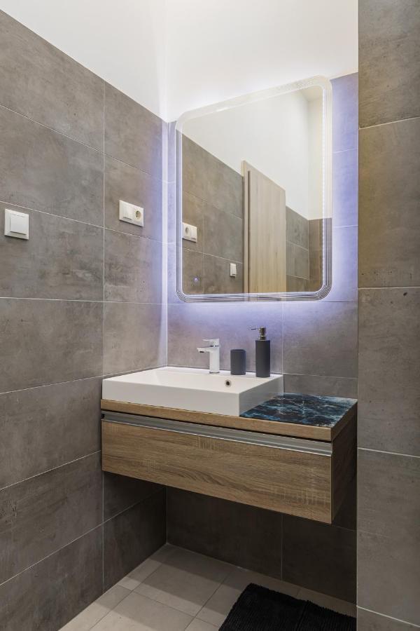 City Center Apartment With Balcony Будапеща Екстериор снимка