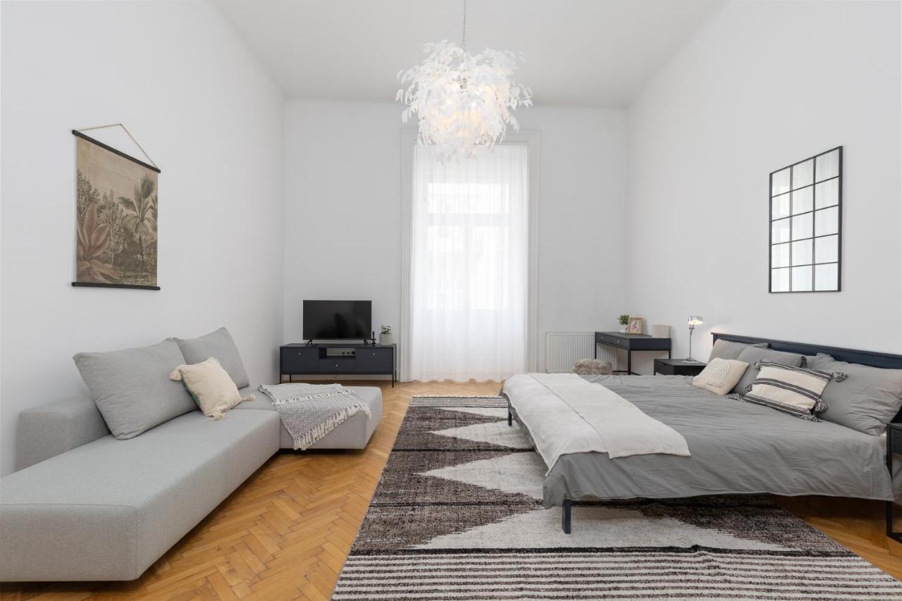 City Center Apartment With Balcony Будапеща Екстериор снимка