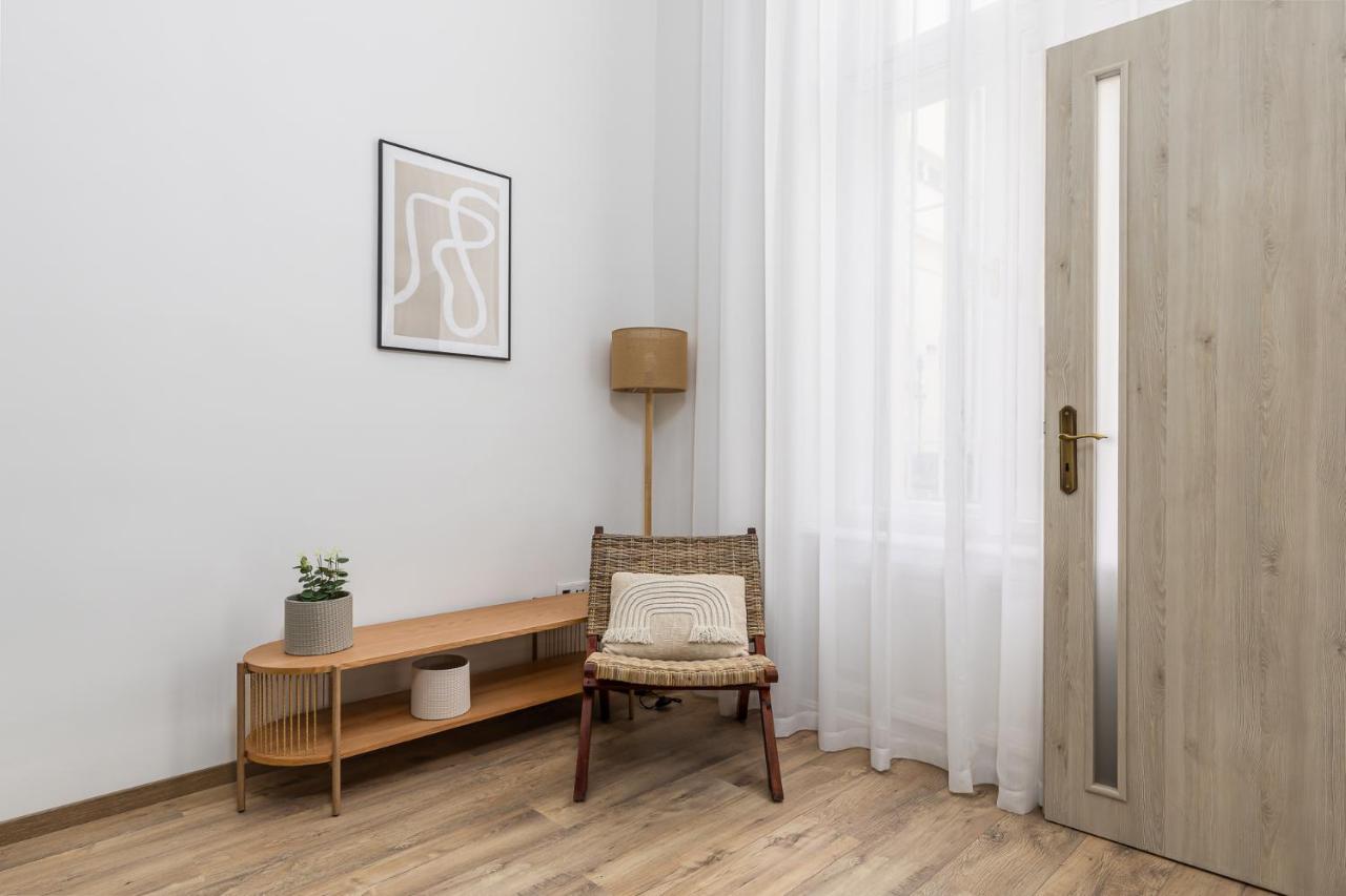 City Center Apartment With Balcony Будапеща Екстериор снимка